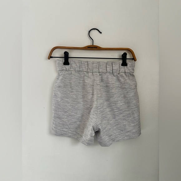 LULULEMON | on the fly 2.5 inch short | size 2 - Picture 4 of 5